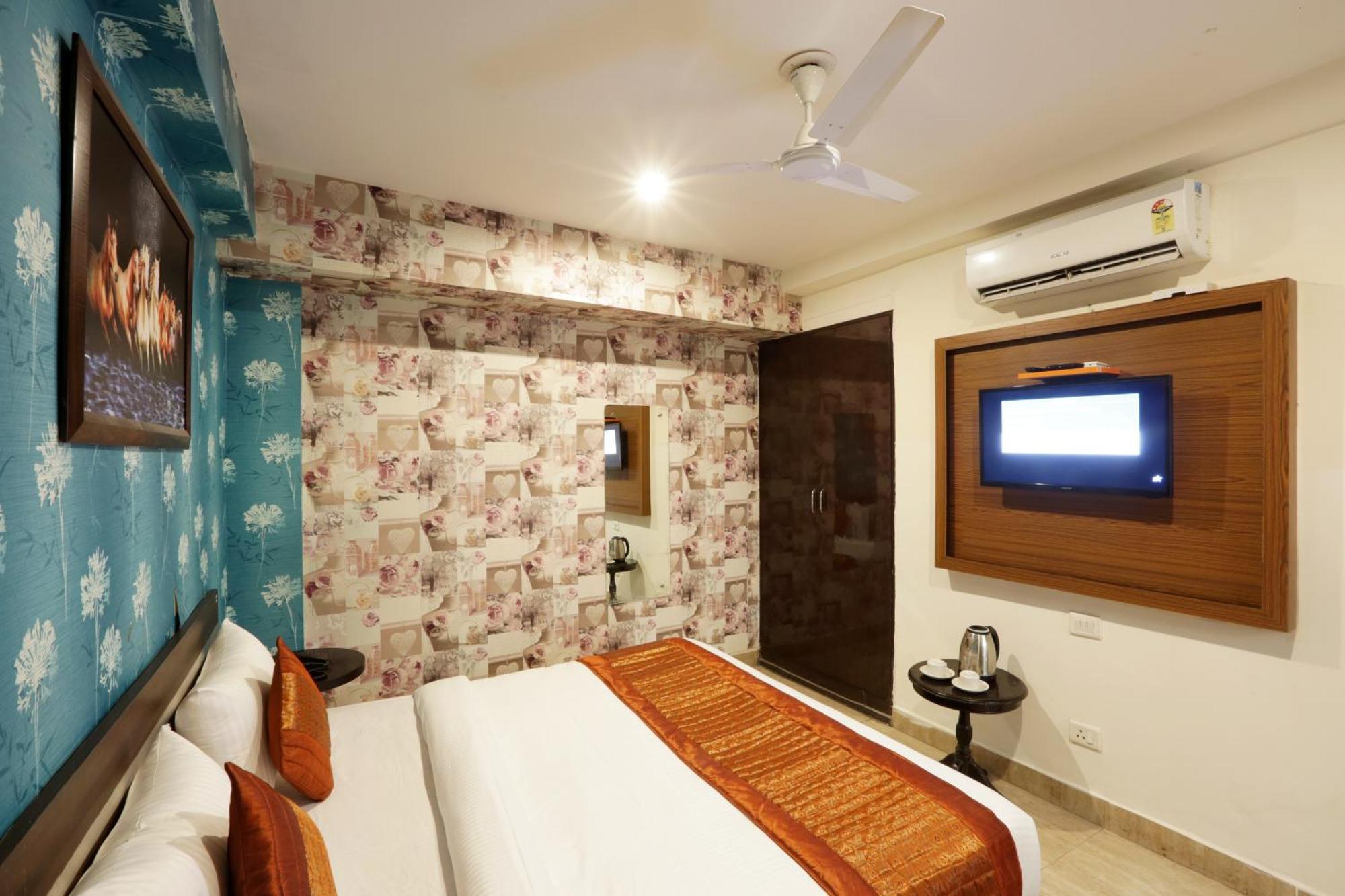 Hotel Sky Wood At Airport New Delhi Exterior photo