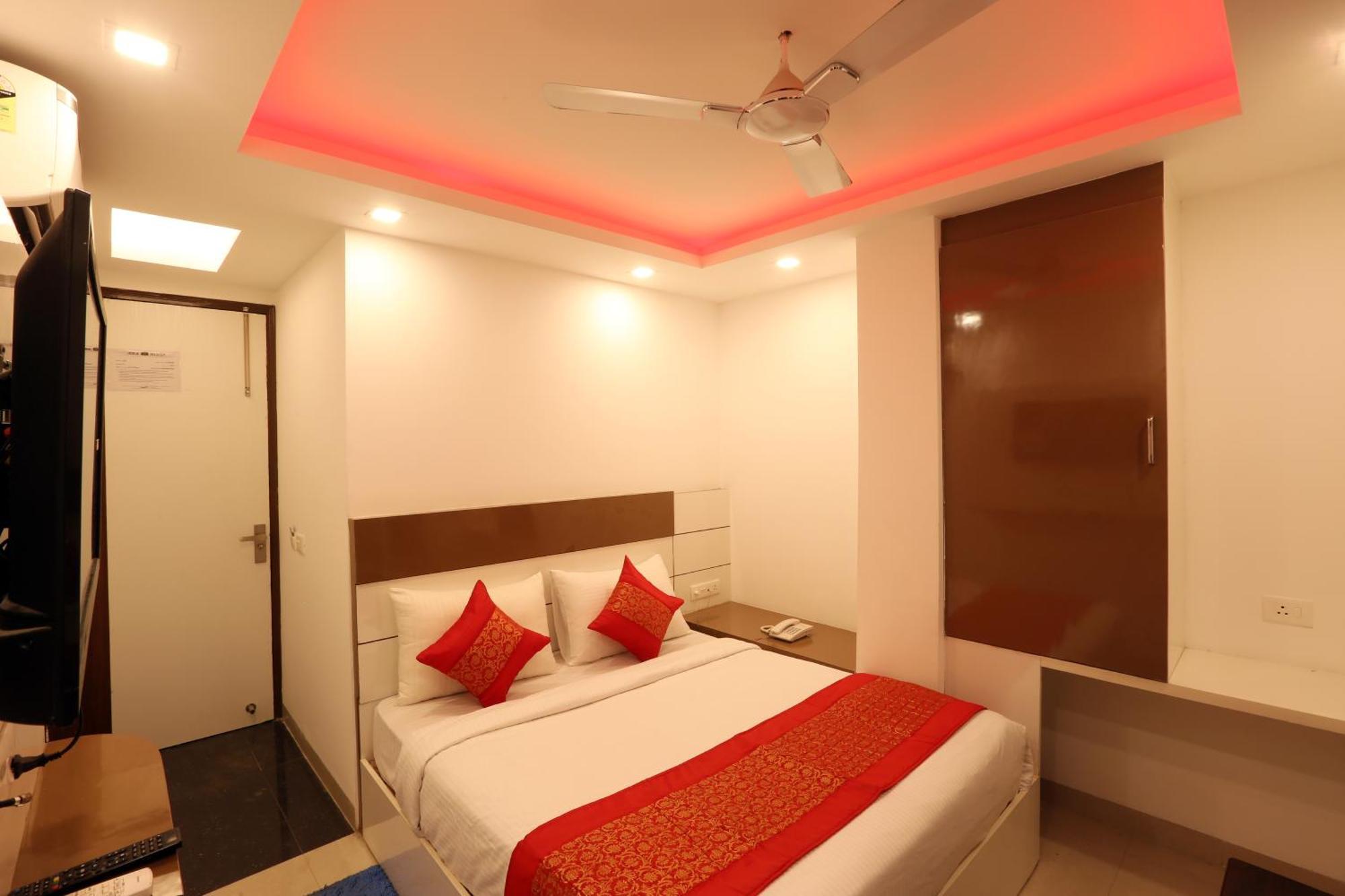 Hotel Sky Wood At Airport New Delhi Exterior photo